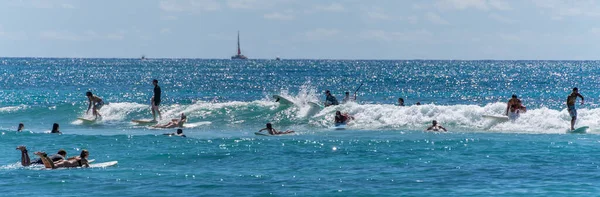 Honolulu, Hawaii - 6 de noviembre de 2021-Los jóvenes juegan en sus boogey boards en el surf —  Fotos de Stock