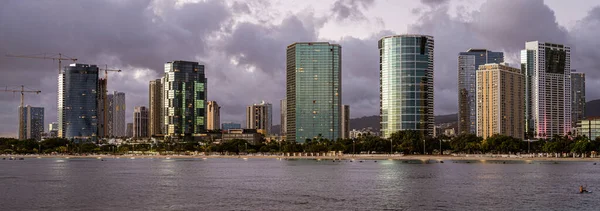 Waikiki, Honolulu, Hawaii - 31 de octubre de 2021-skyline desde la playa — Foto de Stock