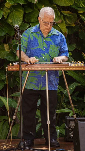 Waikiki, Honolulu, Hawaii - 6 numara, 2021-Man sokak eğlencesi olarak çelik gitar çalıyor — Stok fotoğraf