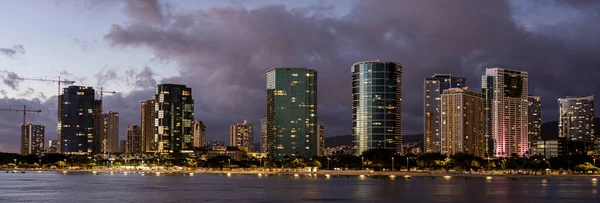 Waikiki, Honolulu, Hawaii - Oct 31, 2021-skyline from beach after sunset at dark — Stock Photo, Image