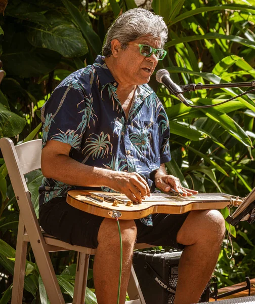 Waikiki, Honolulu, Hawaii - 6 numara, 2021-Man sokak eğlencesi olarak çelik gitar çalıyor — Stok fotoğraf