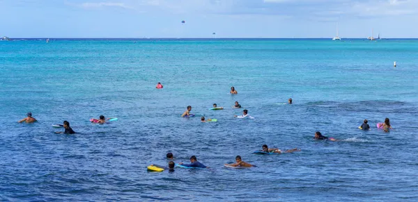 Honolulu, Hawaii - 6 de noviembre de 2021-Los jóvenes esperan con sus tablas de boogey la próxima ola de surf —  Fotos de Stock