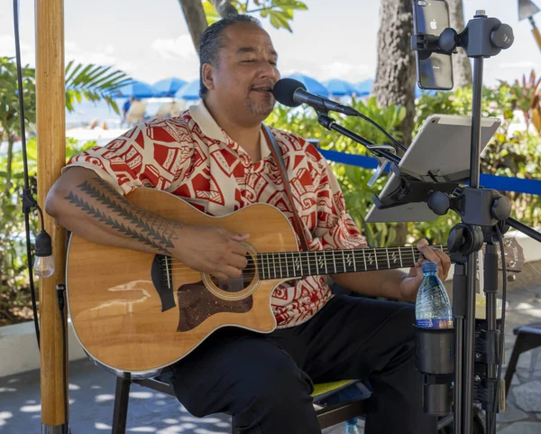 Waikiki, Honolulu, Hawaii - 31 Ekim 2021 Sokak Eğlencesi için akustik gitar çalıyor — Stok fotoğraf