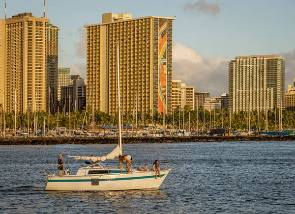 Waikiki, Honolulu, Hawaii - 31. Okt 2021-Segelbootmotoren vorbei an der Skyline von Magic Island aus gesehen — Stockfoto