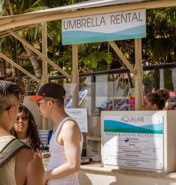 Waikiki, Honolulu, Hawaii - 31 Ekim, 2021 plaj mağazası saatlik veya günlük şemsiye kiralıyor