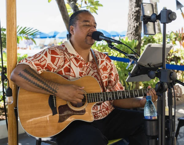 Waikiki, Honolulu, Hawaii - 31 Ekim 2021 Sokak Eğlencesi için akustik gitar çalıyor — Stok fotoğraf