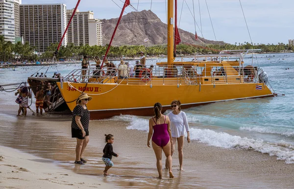 Waikiki, Honolulu, Hawai - 31 de octubre de 2021-Catamarán atracó en la playa como próxima carga de turistas a bordo —  Fotos de Stock