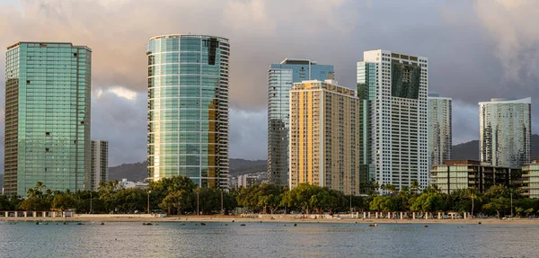 Waikiki, Honolulu, Hawaii - 31 de octubre de 2021-skyline desde la playa — Foto de Stock