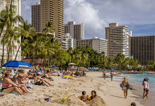 Waikiki, Honolulu, Hawai - 31 de octubre de 2021-familias disfrutando de la playa frente a los hoteles de gran altura — Foto de Stock