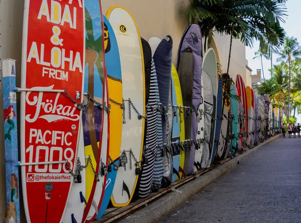 Waikiki, Honolulu, Hawaii - Nov 6, 2021-Los propietarios encadenan las tablas de surf hasta el próximo oleaje — Foto de Stock