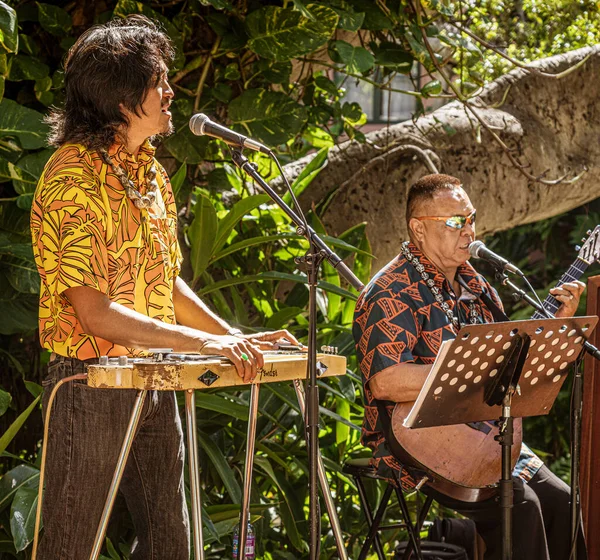 Waikiki, Honolulu, Hawaii - 6 numara, 2021-Man sokak eğlencesi olarak çelik gitar çalıyor — Stok fotoğraf