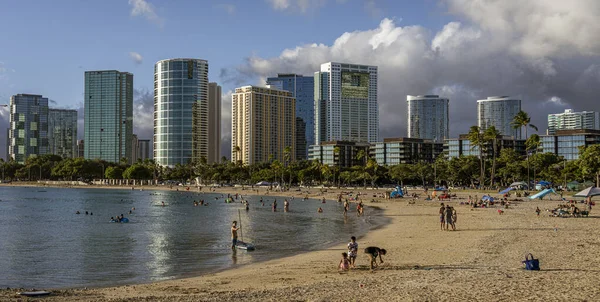 Honolulu, Hawaii - 6 de noviembre de 2021-Waikiki, Honolulu, Hawaii skyline visto desde la playa — Foto de Stock