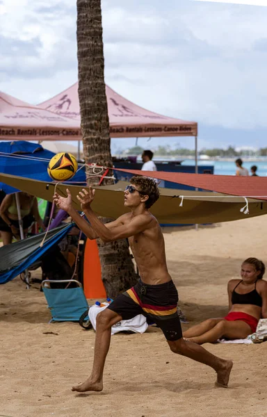 Honolulu, Hawaii - Nov 6, 2021-Ung man spelar beachvolleyboll — Stockfoto