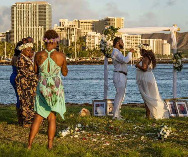 Waikiki, Honolulu, Hawaii - 31 de octubre de 2021-Pareja se casa en la playa de Magic Island — Foto de Stock
