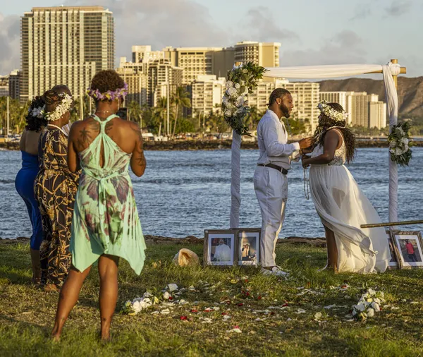 Waikiki, Honolulu, Hawaii - 31 de octubre de 2021-Pareja se casa en la playa de Magic Island — Foto de Stock