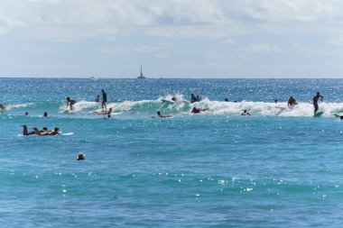 Honolulu, Hawaii - 6 Kasım 2021-Genç çocuklar sörf tahtasında oynuyorlar.
