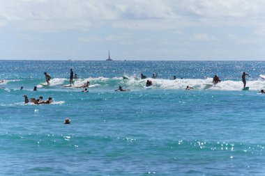 Honolulu, Hawaii - 6 Kasım 2021-Genç çocuklar sörf tahtasında oynuyorlar.