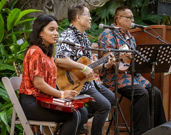 Waikiki, Honolulu, Hawaii - 6 Kasım 2021-Trio sokak eğlencesi olarak gitar ve akustik gitar çalıyor — Stok fotoğraf