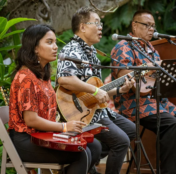 Waikiki, Honolulu, Hawaii - 6 de noviembre de 2021-Trio toca la guitarra de acero y la guitarra acústica como entretenimiento callejero —  Fotos de Stock