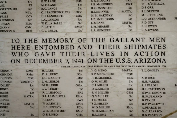 Waikiki, Honolulu, Hawái - 31 de octubre de 2021-placa que memoriza a los que murieron en el USS Arizona en el Pearl Harbor Memorial — Foto de Stock