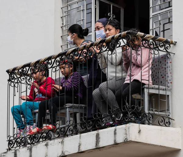Cuenca, Ecuador, Dec 24, 2021 - Family watches parade from balcony in the traditional Traveling Child Pase del Nino Christmas Eve Parade — Fotografia de Stock