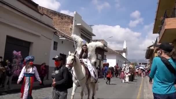 Cuenca, Ecuador, 24 de diciembre de 2021 - Paseos en ángel a caballo en un desfile de Navidad. — Vídeos de Stock