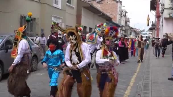 Cuenca, Ecuador, 24 de diciembre de 2021 - Hombres con máscaras indígenas bailan en un desfile de Navidad. — Vídeos de Stock