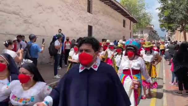 Cuenca, Ecuador, Dec 24, 2021 - Colorful COVID masked people dance in a Christmas parade. — Stock Video
