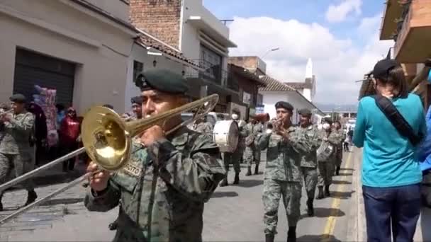 Cuenca, Ekvádor, 24. prosince 2021 - Vojenská kapela pochoduje ve vánočním průvodu. — Stock video