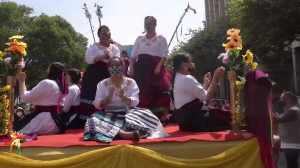 Cuenca, Ekwador, 24 grudnia 2021 - COVID zamaskowane kobiety tańczą na platformie w świątecznej paradzie. — Wideo stockowe