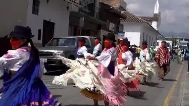 Cuenca, Ekvádor, 24. prosince 2021 - COVID maskované ženy v rodných šatech tančí na vánočním průvodu. — Stock video