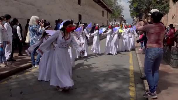 Cuenca, Ecuador, 24 de diciembre de 2021 - COVID danza de ángeles enmascarados en un desfile de Navidad. — Vídeos de Stock