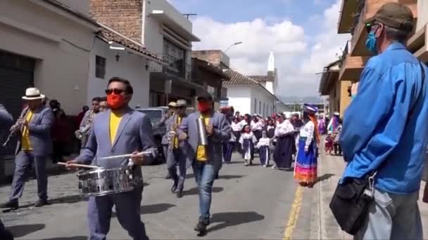 Cuenca, Ecuador, Dec 24, 2021 - COVID masked people walk and dance in a Christmas parade. — Stock Video