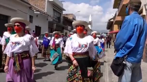 Cuenca, Ekwador, 24 grudnia 2021 - Kobiety w maskach COVID i rodzimych sukienkach tańczą w świątecznej paradzie. — Wideo stockowe