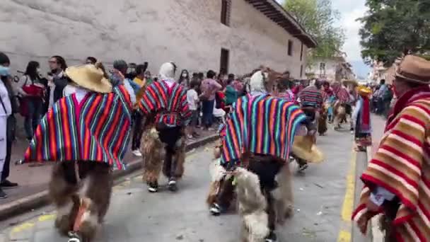 Cuenca, Ekwador, 24 grudnia 2021 - COVID maskowane publiczność zegarki zamaskowane Diabły taniec w paradzie Bożego Narodzenia. — Wideo stockowe