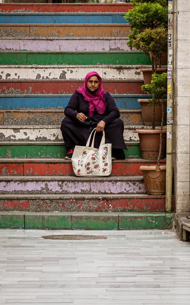 Woman Sits Alone Weathered Colored Stairs Holding Her Bag Istanbul — Fotografia de Stock