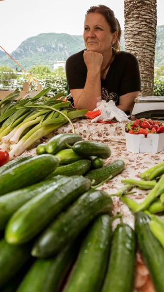 Черногория Мая 2022 Года Женщина Продает Овощи Ларьке Рынке — стоковое фото