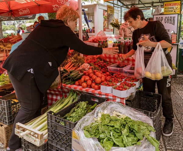 Montenegro May 2022 Woman Buys Fruits Stall Market — Stockfoto