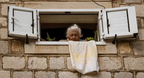 Montenegro May 2022 Old Woman Looks Out Her Upper Floor — Fotografia de Stock