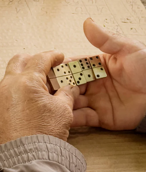 Grupo De Idosos à Mesa No Jogo Domino Imagem de Stock - Imagem de alegria,  despreocupado: 170308781