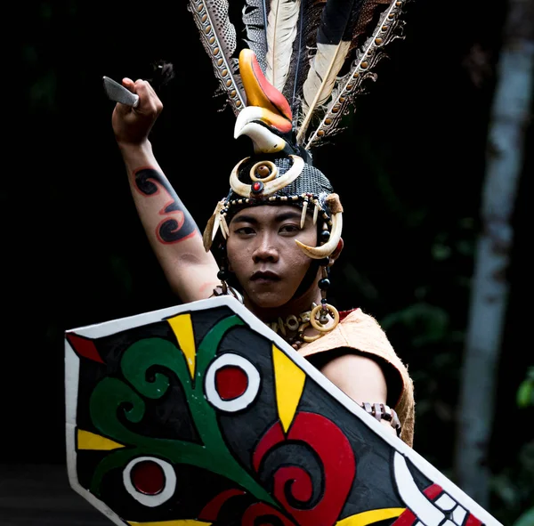 Central Kalamantan Indonesia May 2022 Man Poses Traditional Indiginous Garb — Stock Photo, Image