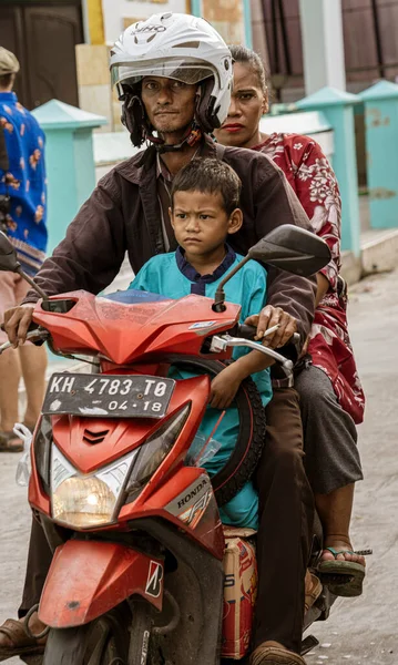 Central Kalamantan Indonesia May 2022 Entire Family Rides Single Motorcycle —  Fotos de Stock