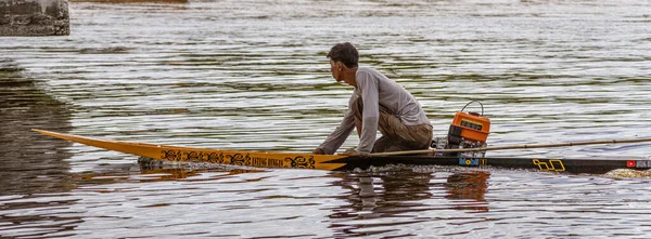 Central Kalamantan Indonesia May 2022 Men Skimmer Racing Boats Barely — Stock Photo, Image