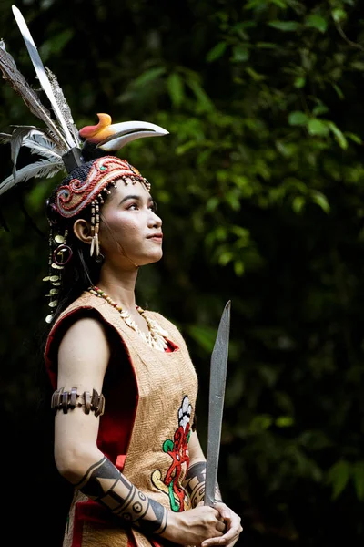 Central Kalamantan Indonesia May 2022 Woman Poses Traditional Indiginous Garb — Stockfoto