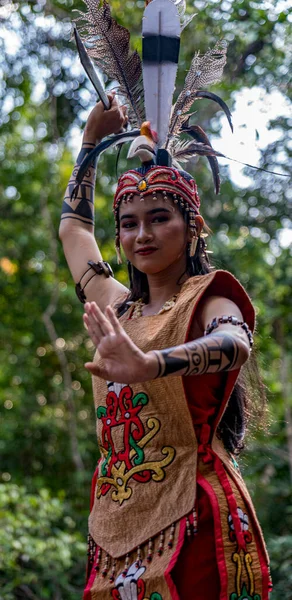 Центральный Каламантан Индонезия Мая 2022 Года Женщина Позирует Традиционной Униженной — стоковое фото