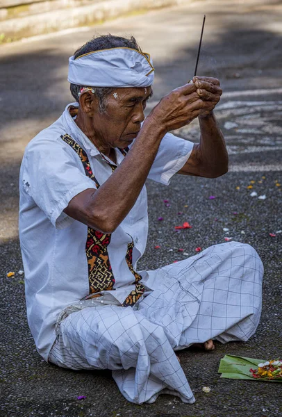 Man Prays Hindu Shrine Galungan Day — Foto de Stock