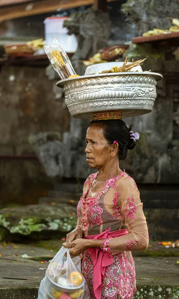 Woman Carries Basket Her Head She Walks — Foto de Stock