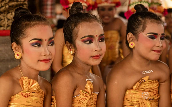 Young Girls Wait Turn Dance Temple Galungan Day — Fotografia de Stock