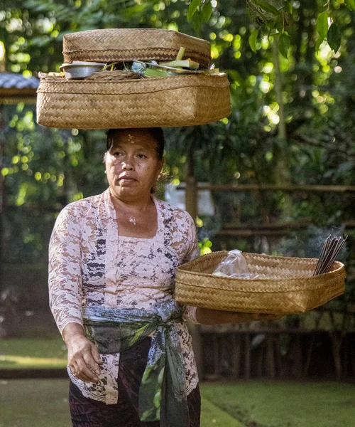 Woman Carries Basket Her Head She Walks — Foto de Stock