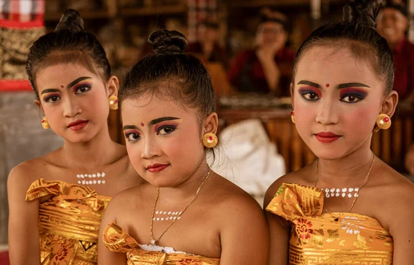 Young Girls Wait Turn Dance Temple Galungan Day —  Fotos de Stock